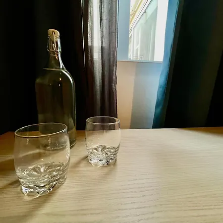 Airport Bedroom With Your Own Private Bathroom Self Check In And Self Check Out Air-condition Included בית אירוח *