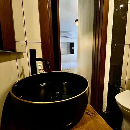 Airport Bedroom With Your Own Private Bathroom Self Check In And Self Check Out Air-condition Included منزل للإقامة