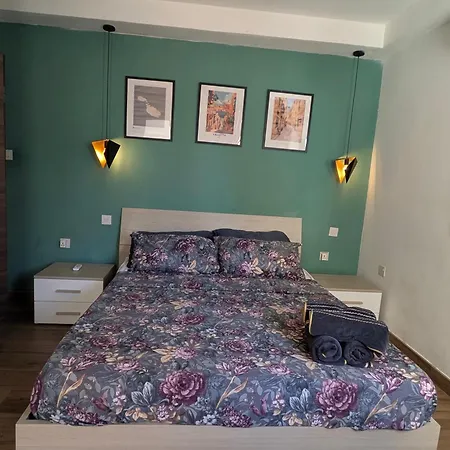 Δωμάτια σε οικογενειακή κατοικία Airport Bedroom With Your Own Private Bathroom Self Check In And Self Check Out Air-condition Included