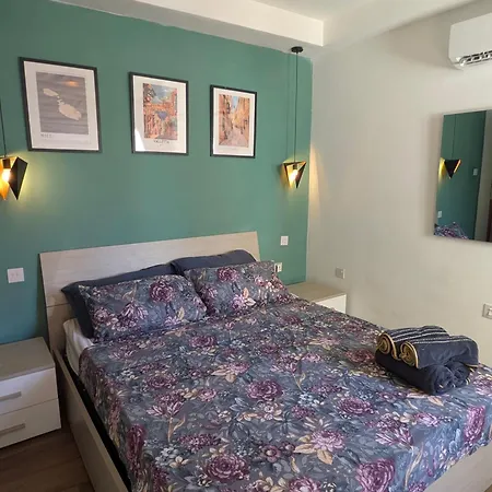 Δωμάτια σε οικογενειακή κατοικία Airport Bedroom With Your Own Private Bathroom Self Check In And Self Check Out Air-condition Included *