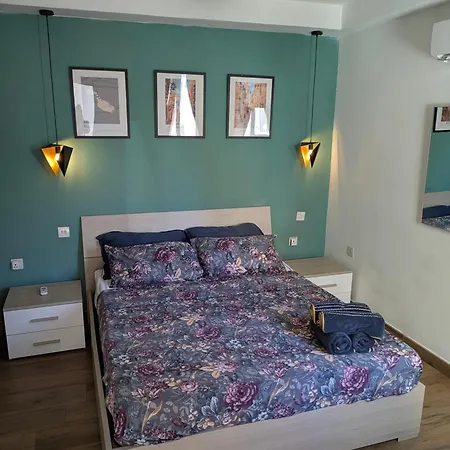 Airport Bedroom With Your Own Private Bathroom Self Check In And Self Check Out Air-condition Included Δωμάτια σε οικογενειακή κατοικία *