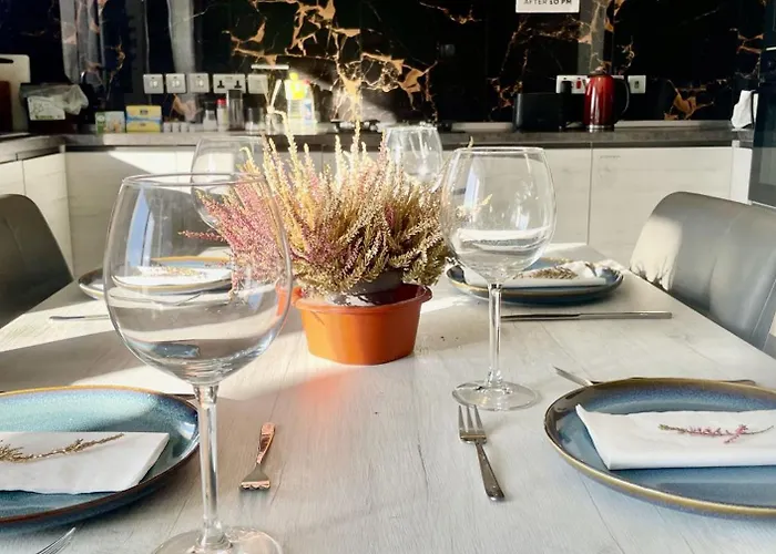 Airport Express: Private Bath & Self-check Retreat Homestay *